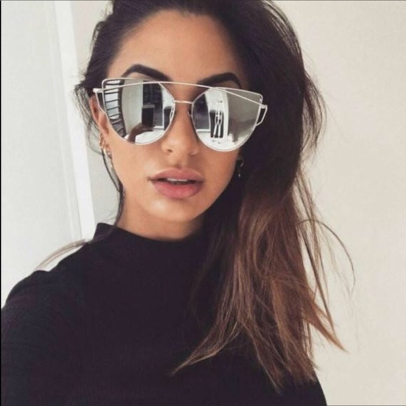 🌹New🌹Silver Mirrored Sunglasses - Picture 2 of 6